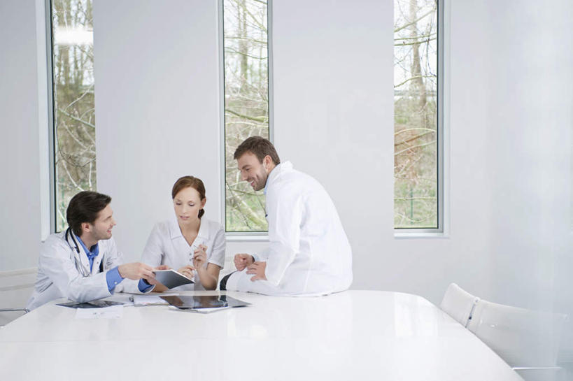 西方人,三个人,伙伴,朋友,医生,办公室,医院,坐,说,横图,室内,白天,正面,工作服,制服,讨论,友谊,合作,团队,窗户,家具,桌子,欧洲,欧洲人,服装,材料,档案,文件,纸,办公桌,墙,注视,玻璃窗,墙壁,墙面,衣服,手稿,资料,观察,看,医护人员,医疗人员,战略,服饰,观看,证明,察看,衣着,穿着,关注,文档,医疗机构,办公家具,联合,合谋,工作制服,衣饰,交流,配合,协作,男人,男性,年轻男性,年轻女性,女人,女性,白种人,大夫,沟通,讲话,交谈,商讨,说话,谈话,坐着,半身,彩图,工作套服,病院,诊所