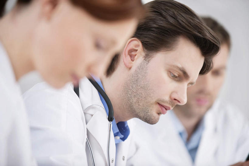 西方人,脸,头,脸颊,三个人,伙伴,朋友,医生,医院,坐,横图,室内,特写,白天,侧面,工作服,制服,友谊,合作,团队,欧洲,欧洲人,握,服装,朦胧,模糊,墙,拿,拿着,注视,肩膀,墙壁,墙面,衣服,观察,看,医护人员,医疗人员,战略,握着,服饰,观看,察看,衣着,穿着,关注,医疗机构,联合,合谋,工作制服,衣饰,配合,协作,男人,男性,年轻男性,年轻女性,女人,女性,白种人,头部,脸部,脸蛋,面部,大夫,坐着,半身,彩图,工作套服,病院,诊所