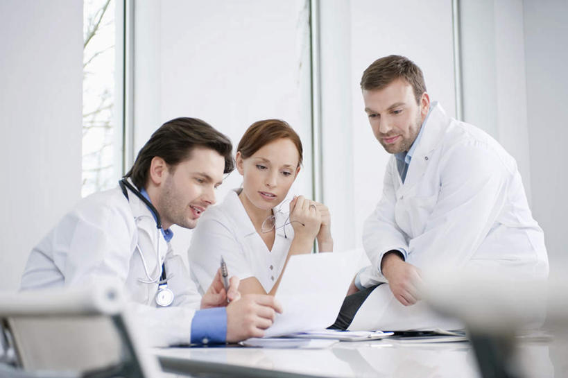 西方人,三个人,伙伴,朋友,医生,办公室,医院,坐,说,横图,室内,白天,正面,工作服,制服,讨论,友谊,合作,团队,窗户,家具,桌子,欧洲,欧洲人,服装,材料,档案,文件,纸,办公桌,墙,注视,玻璃窗,墙壁,墙面,衣服,手稿,资料,观察,看,医护人员,医疗人员,战略,服饰,观看,证明,察看,衣着,穿着,关注,文档,医疗机构,办公家具,联合,合谋,工作制服,衣饰,交流,配合,协作,男人,男性,年轻男性,年轻女性,女人,女性,白种人,大夫,沟通,讲话,交谈,商讨,说话,谈话,坐着,半身,彩图,工作套服,病院,诊所