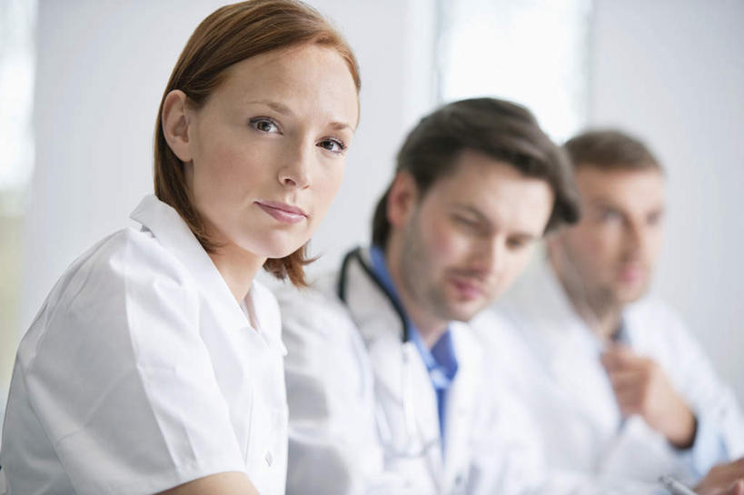 西方人,三个人,伙伴,朋友,医生,医院,坐,横图,室内,白天,侧面,工作服,制服,友谊,合作,团队,欧洲,欧洲人,握,服装,朦胧,模糊,墙,拿,拿着,注视,墙壁,墙面,衣服,观察,看,医护人员,医疗人员,战略,握着,服饰,观看,察看,衣着,穿着,关注,医疗机构,联合,合谋,工作制服,衣饰,配合,协作,男人,男性,年轻男性,年轻女性,女人,女性,白种人,大夫,坐着,半身,彩图,工作套服,病院,诊所