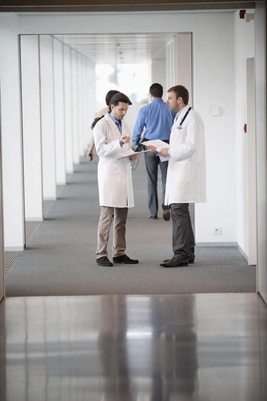 西方人,背部,三个人,伙伴,朋友,医生,医院,站,说,竖图,室内,白天,正面,工作服,制服,讨论,友谊,合作,团队,欧洲,欧洲人,握,服装,材料,档案,文件,纸,墙,走道,走廊,过道,拿,拿着,注视,墙壁,墙面,衣服,手稿,资料,观察,看,站着,医护人员,医疗人员,战略,握着,服饰,观看,证明,察看,衣着,穿着,关注,文档,医疗机构,联合,合谋,工作制服,衣饰,交流,配合,协作,男人,男性,年轻男性,年轻女性,女人,女性,白种人,大夫,沟通,讲话,交谈,商讨,说话,谈话,站立,彩图,全身,工作套服,病院,诊所