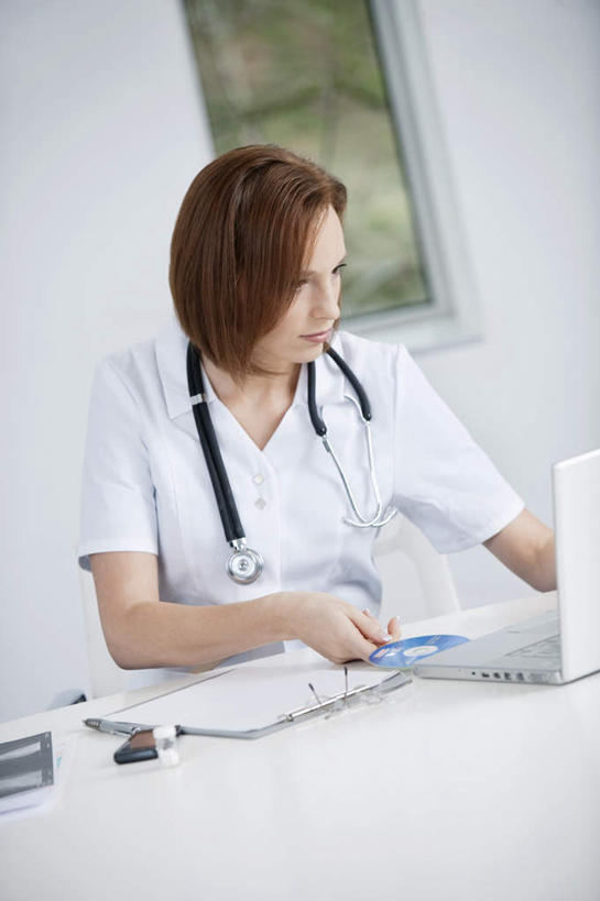 西方人,一个人,医生,办公室,医院,坐,竖图,室内,白天,正面,工作服,制服,电脑,笔记本电脑,数据,窗户,家具,桌子,欧洲,欧洲人,仅一个年轻女性,仅一个女性,仅一个人,敲打,服装,网络,信息,材料,档案,光盘,文件,纸,办公桌,墙,光碟,注视,存储介质,输入,通讯设备,玻璃窗,墙壁,墙面,衣服,手稿,听诊器,资料,打字,观察,看,医护人员,医疗人员,服饰,观看,碟片,点击,一台,敲击,证明,存储,察看,医疗设备,无线,衣着,穿着,关注,文档,医疗器械,通信设备,无线网络,医疗工具,无线上网,便携式电脑,医疗机构,办公家具,工作制服,衣饰,检测工具,按键,手提电脑,年轻女性,女人,女性,白种人,大夫,坐着,半身,彩图,工作套服,病院,诊所