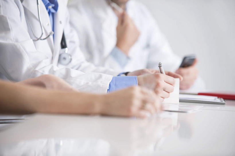 西方人,手,三个人,伙伴,朋友,医生,办公室,医院,坐,打电话,横图,室内,特写,白天,侧面,工作服,制服,友谊,合作,团队,家具,桌子,电话,手机,欧洲,欧洲人,握,服装,朦胧,模糊,笔,材料,档案,文件,纸,办公桌,办公用品,拿,拿着,通讯设备,水笔,文具,衣服,手稿,听诊器,学习用品,资料,医护人员,医疗人员,手部,战略,握着,服饰,文具用品,证明,医疗设备,衣着,穿着,文档,医疗器械,医疗工具,医疗机构,办公家具,联合,合谋,工作制服,衣饰,检测工具,交流,配合,协作,男人,男性,年轻男性,年轻女性,女人,女性,白种人,大夫,沟通,通话,坐着,半身,彩图,工作套服,病院,诊所