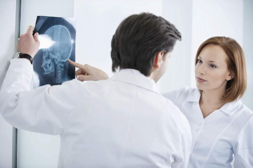 西方人,背部,两个人,伙伴,朋友,医生,医院,站,说,横图,x光片,室内,白天,正面,工作服,制服,讨论,友谊,合作,团队,欧洲,欧洲人,握,指,服装,辐射,科学,医学,墙,拿,拿着,注视,方向,墙壁,墙面,衣服,观察,看,手势,站着,医护人员,医疗人员,战略,握着,服饰,观看,察看,医疗,科学技术,x射线,指向,衣着,食指,穿着,关注,x光,医疗机构,联合,合谋,工作制服,衣饰,交流,配合,协作,男人,男性,年轻男性,年轻女性,女人,女性,白种人,大夫,沟通,讲话,交谈,商讨,说话,谈话,站立,半身,彩图,工作套服,病院,诊所,电磁波,电磁辐射