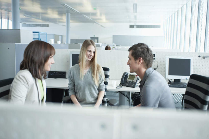 西方人,三个人,同事,商务人士,商务男性,商务女性,办公室,坐,说,横图,室内,白天,正面,衬衫,讨论,成功,合作,团队,集体,信心,电脑,显示器,鼠标,键盘,家具,桌子,椅子,欧洲,欧洲人,套装,网络,办公桌,注视,输入设备,通讯设备,队伍,会议椅,观察,看,台式电脑,观看,办公椅,察看,领导,成就,关注,通信设备,商务装,合伙,领袖,工薪阶层,输出设备,办公家具,商务椅,培训椅,交流,男人,男性,年轻男性,年轻女性,女人,女性,白种人,白领,上班族,沟通,讲话,交谈,商讨,说话,谈话,坐着,半身,彩图,衬衣