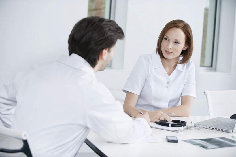 西方人,背部,两个人,伙伴,朋友,医生,办公室,医院,坐,横图,x光片,室内,白天,正面,工作服,制服,友谊,合作,团队,电脑,笔记本电脑,数据,家具,桌子,欧洲,欧洲人,握,服装,辐射,科学,网络,信息,医学,材料,档案,光盘,文件,纸,办公桌,光碟,拿,拿着,注视,存储介质,通讯设备,衣服,手稿,听诊器,资料,观察,看,医护人员,医疗人员,战略,握着,服饰,观看,碟片,证明,存储,察看,医疗,医疗设备,无线,科学技术,x射线,衣着,穿着,关注,文档,医疗器械,通信设备,无线网络,x光,医疗工具,无线上网,便携式电脑,医疗机构,办公家具,联合,合谋,工作制服,衣饰,检测工具,配合,协作,手提电脑,男人,男性,年轻男性,年轻女性,女人,女性,白种人,大夫,坐着,半身,彩图,工作套服,病院,诊所,电磁波,电磁辐射