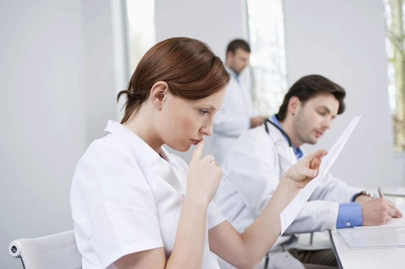 西方人,三个人,伙伴,朋友,医生,护士,医院,站,坐,横图,室内,白天,侧面,工作服,制服,友谊,合作,团队,窗户,桌子,椅子,欧洲,欧洲人,握,朦胧,模糊,笔,材料,档案,文件,纸,办公桌,木椅,墙,办公用品,拿,拿着,注视,玻璃窗,墙壁,墙面,文具,白色,手稿,听诊器,学习用品,资料,观察,看,站着,医护人员,医疗人员,战略,握着,观看,文具用品,证明,察看,医疗设备,书写,白衣天使,关注,文档,医疗器械,医疗工具,医疗机构,联合,合谋,工作制服,检测工具,配合,协作,男人,男性,年轻男性,年轻女性,女人,女性,白种人,大夫,站立,坐着,半身,彩图,工作套服,病院,诊所