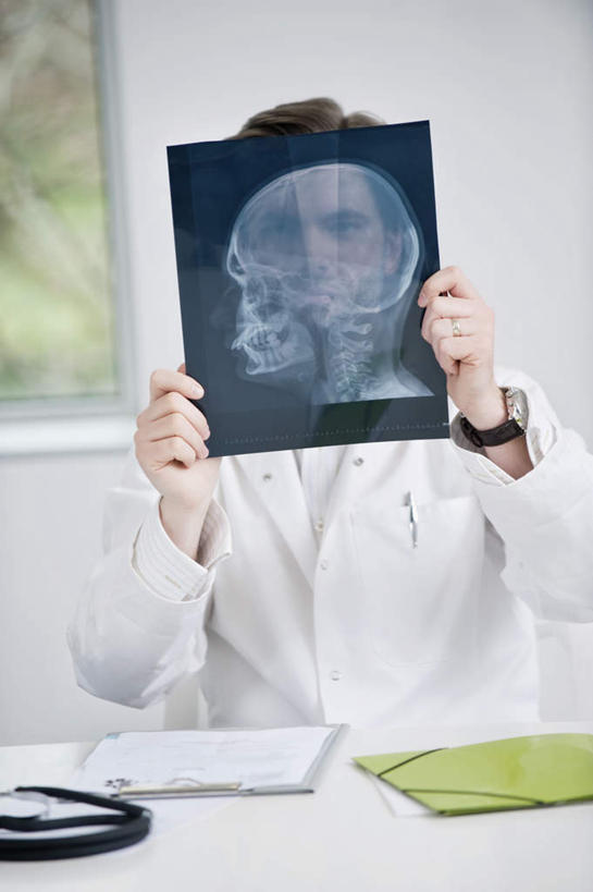 西方人,一个人,医生,医院,坐,竖图,x光片,室内,白天,正面,工作服,制服,餐桌,窗户,桌子,欧洲,欧洲人,仅一个男性,仅一个人,仅一个中年男性,握,朦胧,模糊,时间,辐射,科学,医学,材料,档案,时钟,手表,文件,纸,墙,拿,计时,拿着,注视,玻璃窗,墙壁,墙面,白色,手稿,听诊器,资料,钟表,观察,看,医护人员,医疗人员,表,握着,遮,遮掩,餐台,观看,腕表,证明,察看,医疗,医疗设备,科学技术,x射线,掩盖,遮挡,关注,文档,医疗器械,x光,医疗工具,遮盖,医疗机构,掩饰,工作制服,检测工具,男人,男性,中年男性,白种人,大夫,钟,坐着,半身,彩图,工作套服,病院,诊所,电磁波,电磁辐射