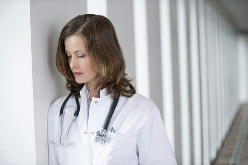 西方人,一个人,医生,医院,站,闭眼,横图,室内,白天,正面,工作服,制服,失败,窗户,欧洲,欧洲人,仅一个年轻女性,仅一个女性,仅一个人,沮丧,朦胧,模糊,墙,走道,走廊,过道,玻璃窗,墙壁,墙面,白色,听诊器,靠,靠着,站着,医护人员,医疗人员,难受,无奈,失望,悲伤,医疗设备,伤心,难过,失落,医疗器械,医疗工具,颓废,医疗机构,挫败,受挫,落败,落空,错过,失足,失意,失策,失算,颓丧,衰颓,悲哀,懊丧,颓靡,气馁,丧气,工作制服,检测工具,败北,挫折,失利,年轻女性,女人,女性,白种人,大夫,闭眼睛,闭着眼,闭着眼睛,站立,半身,彩图,工作套服,病院,诊所