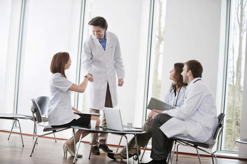 西方人,四个人,伙伴,朋友,医生,医院,站,坐,握手,笑,微笑,露齿笑,横图,室内,白天,仰视,工作服,制服,友谊,合作,团队,电脑,笔记本电脑,窗户,桌子,椅子,欧洲,欧洲人,握,朦胧,模糊,网络,材料,档案,文件,纸,办公桌,墙,拿,拿着,注视,通讯设备,玻璃窗,墙壁,墙面,白色,会议椅,手稿,听诊器,资料,观察,看,站着,医护人员,医疗人员,战略,握着,观看,办公椅,证明,察看,医疗设备,无线,关注,文档,医疗器械,通信设备,无线网络,医疗工具,无线上网,便携式电脑,医疗机构,联合,合谋,商务椅,培训椅,工作制服,检测工具,配合,协作,手提电脑,男人,男性,年轻男性,年轻女性,女人,女性,白种人,大夫,搀手,拉手,手拉手,手握手,站立,坐着,彩图,低角度拍摄,全身,工作套服,病院,诊所