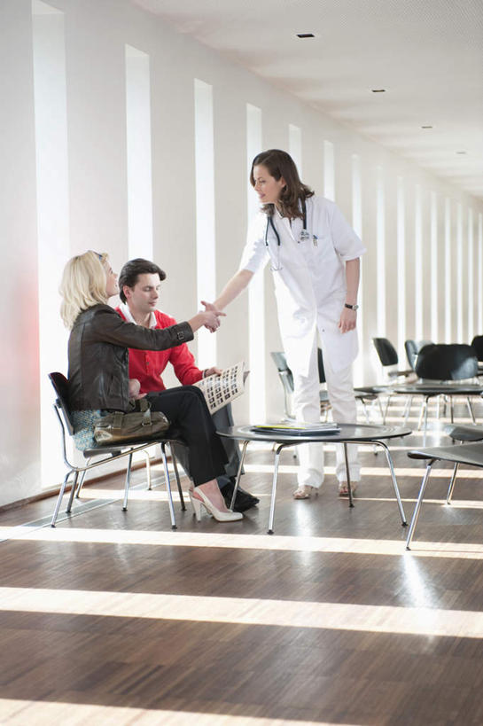 西方人,三个人,医生,病人,医院,站,坐,握手,竖图,室内,白天,正面,工作服,制服,爱情,窗户,椅子,欧洲,欧洲人,服装,朦胧,模糊,木椅,墙,浪漫,注视,休闲装,玻璃窗,墙壁,墙面,衣服,白色,听诊器,观察,看,站着,医护人员,医疗人员,休闲,温暖,温馨,休闲服,恩爱,恋人,服饰,观看,和睦,察看,医疗设备,关注,病患,医疗器械,医疗工具,医疗机构,工作制服,检测工具,男人,男性,年轻男性,年轻女性,女人,女性,白种人,情侣,大夫,患者,就医者,搀手,拉手,手拉手,手握手,站立,坐着,彩图,全身,工作套服,病院,诊所,伴侣,融洽