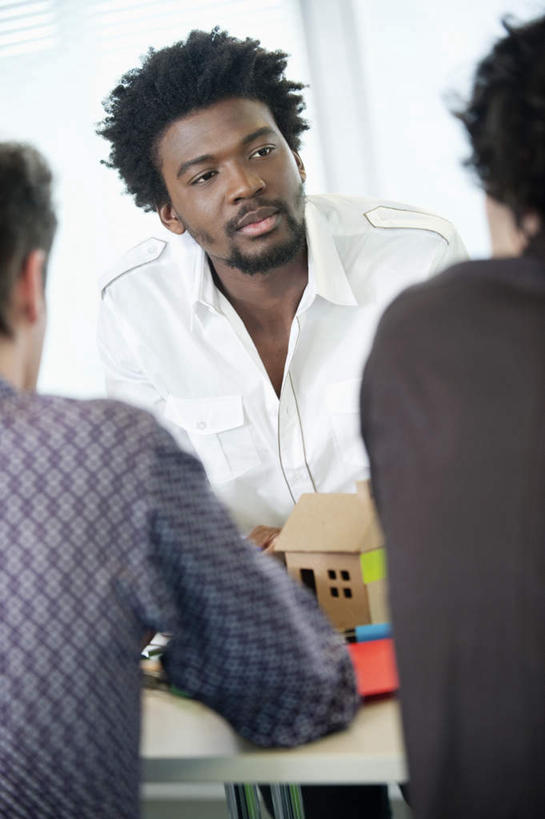 西方人,背部,三个人,伙伴,朋友,商务人士,商务男性,商务女性,办公室,坐,笑,微笑,竖图,室内,白天,正面,衬衫,友谊,合作,团队,窗户,家具,桌子,欧洲,非洲,黑人,欧洲人,套装,朦胧,模糊,立体,空间,办公桌,注视,玻璃窗,模型,观察,看,规划,战略,观看,察看,关注,商务装,工薪阶层,办公家具,联合,合谋,直观,建筑模型,建筑设计,配合,协作,男人,男性,年轻男性,年轻女性,女人,女性,白种人,非洲人,白领,上班族,设计,坐着,半身,彩图,衬衣