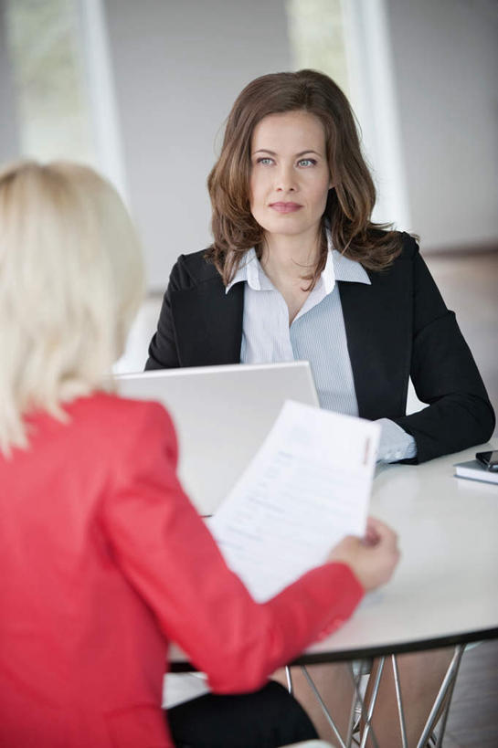 西方人,背部,两个人,伙伴,朋友,商务人士,商务女性,坐,竖图,室内,白天,正面,友谊,合作,团队,电脑,笔记本电脑,窗户,桌子,欧洲,欧洲人,握,套装,朦胧,模糊,网络,材料,档案,文件,办公桌,墙,拿,拿着,注视,通讯设备,玻璃窗,墙壁,墙面,白色,资料,观察,看,战略,握着,观看,察看,无线,关注,文档,通信设备,商务装,无线网络,无线上网,便携式电脑,工薪阶层,联合,合谋,配合,协作,手提电脑,年轻女性,女人,女性,白种人,白领,上班族,坐着,半身,彩图