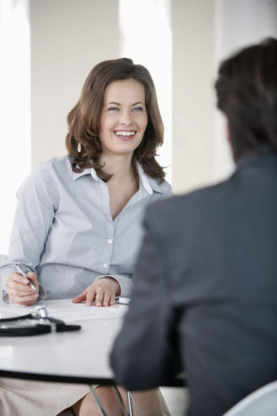 西方人,背部,两个人,伙伴,朋友,医生,坐,笑,说,微笑,竖图,室内,白天,正面,衬衫,西装,讨论,友谊,合作,团队,欧洲,欧洲人,阴影,套装,正装,朦胧,模糊,反射,影子,办公桌,墙,职业装,相视,墙壁,墙面,白色,听诊器,医护人员,医疗人员,面对面,战略,对视,医疗设备,互视,医疗器械,相对,医疗工具,相看,联合,合谋,检测工具,交流,配合,协作,男人,男性,女人,女性,中年男性,中年女性,白种人,大夫,沟通,讲话,交谈,商讨,说话,谈话,坐着,半身,彩图,衬衣