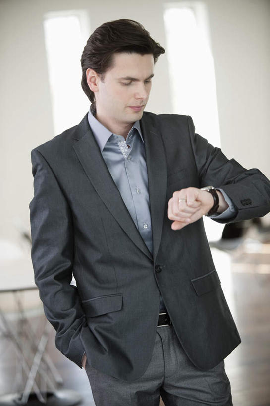 西方人,一个人,商务人士,商务男性,站,竖图,室内,白天,正面,衬衫,欧洲,欧洲人,仅一个男性,仅一个人,仅一个中年男性,阴影,套装,朦胧,模糊,时间,反射,时钟,手表,影子,墙,领带,计时,注视,墙壁,墙面,一个,白色,钟表,低头,观察,看,站着,表,单个,观看,腕表,察看,关注,商务装,手插袋,单手插袋,工薪阶层,单手抄兜,单手放兜,男人,男性,中年男性,白种人,白领,上班族,钟,插兜,手插兜,手放口袋,站立,半身,彩图,衬衣,手抄兜