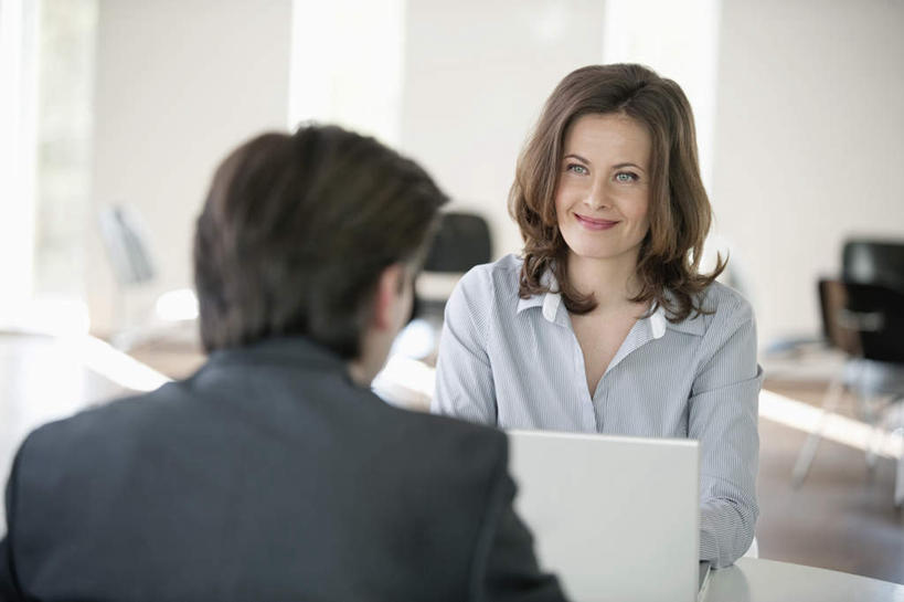 西方人,背部,两个人,伙伴,朋友,商务人士,商务男性,商务女性,坐,笑,说,微笑,横图,室内,白天,正面,衬衫,西装,讨论,友谊,合作,团队,电脑,笔记本电脑,欧洲,欧洲人,敲打,阴影,套装,正装,朦胧,模糊,反射,网络,影子,办公桌,墙,注视,职业装,输入,通讯设备,相视,墙壁,墙面,白色,打字,观察,看,面对面,战略,观看,对视,点击,一台,敲击,察看,无线,互视,关注,通信设备,相对,商务装,无线网络,无线上网,便携式电脑,工薪阶层,相看,联合,合谋,交流,配合,协作,按键,手提电脑,男人,男性,女人,女性,中年男性,中年女性,白种人,白领,上班族,沟通,讲话,交谈,商讨,说话,谈话,坐着,半身,彩图,衬衣