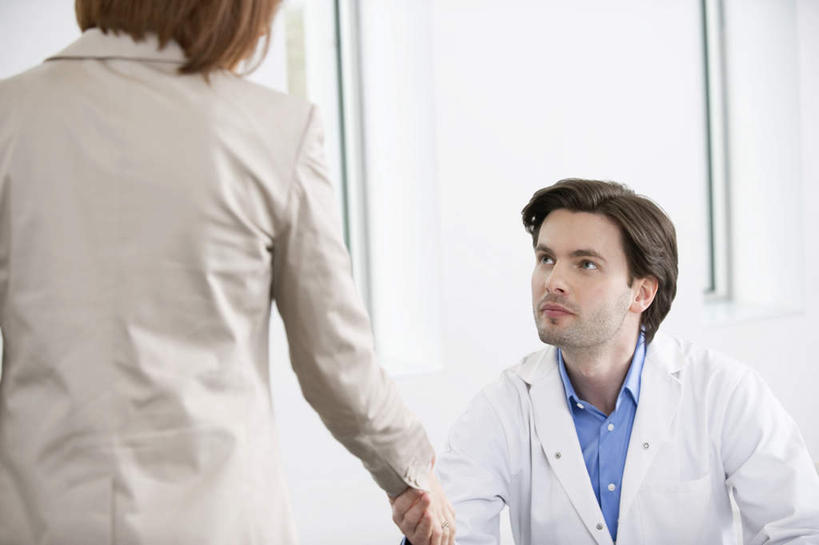 西方人,背部,两个人,商务人士,医生,商务女性,医院,站,坐,横图,室内,白天,正面,工作服,制服,欧洲,欧洲人,阴影,套装,反射,影子,墙,注视,相视,墙壁,墙面,白色,观察,看,站着,医护人员,医疗人员,面对面,观看,对视,察看,互视,白大褂,关注,相对,商务装,工薪阶层,医疗机构,相看,工作制服,男人,男性,年轻男性,年轻女性,女人,女性,白种人,白领,大夫,上班族,站立,坐着,半身,彩图,工作套服,病院,诊所