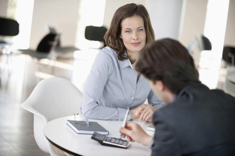 西方人,背部,两个人,同事,商务人士,商务男性,商务女性,坐,横图,室内,白天,正面,衬衫,成功,合作,团队,集体,信心,计算器,桌面,桌子,欧洲,欧洲人,握,套装,计算,科学,木制,笔,材料,档案,文件,纸,办公用品,拿,拿着,注视,队伍,水笔,文具,木制品,手稿,学习用品,资料,观察,看,握着,理财,财务,观看,文具用品,证明,察看,领导,书写,成就,关注,数学,文档,商务装,合伙,领袖,工薪阶层,男人,男性,女人,女性,中年男性,中年女性,白种人,白领,上班族,坐着,半身,彩图,衬衣