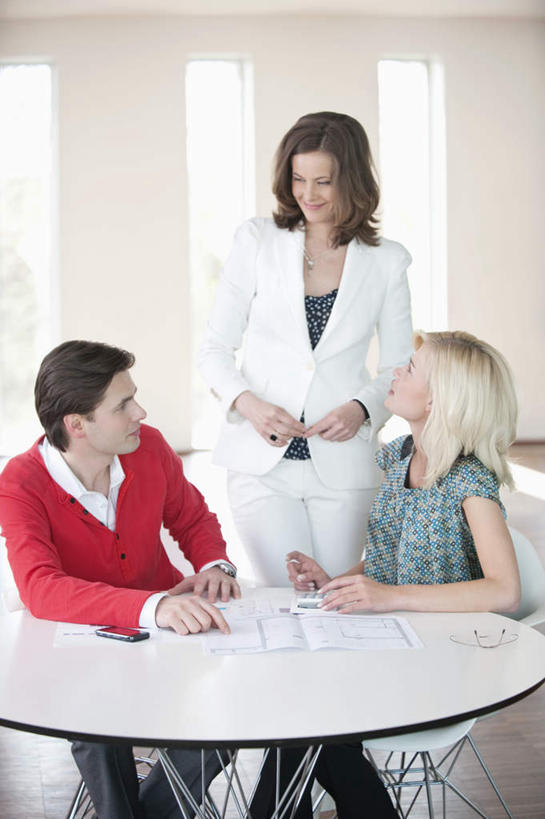 西方人,三个人,同事,商务人士,商务男性,商务女性,办公室,站,坐,说,竖图,室内,白天,正面,衬衫,讨论,成功,合作,团队,集体,信心,计算器,家具,桌子,欧洲,欧洲人,握,套装,计算,科学,笔,材料,档案,文件,纸,办公桌,办公用品,拿,拿着,注视,队伍,水笔,文具,手稿,学习用品,资料,观察,看,站着,握着,理财,财务,观看,文具用品,证明,察看,领导,成就,关注,数学,文档,商务装,合伙,领袖,工薪阶层,办公家具,交流,男人,男性,年轻女性,女人,女性,中年男性,中年女性,白种人,白领,上班族,沟通,讲话,交谈,商讨,说话,谈话,站立,坐着,半身,彩图,衬衣