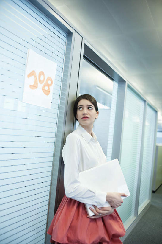 西方人,一个人,商务人士,商务女性,站,竖图,室内,白天,侧面,窗户,欧洲,欧洲人,仅一个年轻女性,仅一个女性,仅一个人,握,套装,包,材料,档案,皮包,文件,纸,百叶窗,拿,拿着,注视,手稿,资料,观察,看,站着,握着,观看,单肩包,证明,察看,关注,文档,商务装,工薪阶层,年轻女性,女人,女性,白种人,白领,上班族,站立,半身,彩图