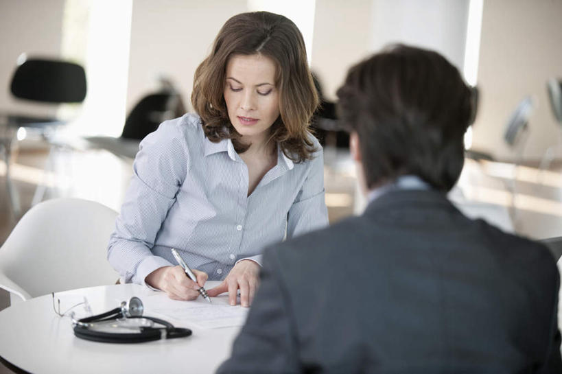 西方人,背部,两个人,同事,商务人士,商务女性,坐,横图,室内,白天,正面,成功,合作,团队,集体,信心,计算器,电脑,笔记本电脑,桌面,桌子,欧洲,欧洲人,握,套装,计算,科学,网络,木制,笔,办公用品,拿,拿着,注视,通讯设备,队伍,水笔,文具,木制品,学习用品,观察,看,握着,理财,财务,观看,文具用品,察看,无线,领导,书写,成就,关注,数学,通信设备,商务装,无线网络,合伙,领袖,无线上网,便携式电脑,工薪阶层,手提电脑,男人,男性,女人,女性,中年男性,中年女性,白种人,白领,上班族,坐着,半身,彩图