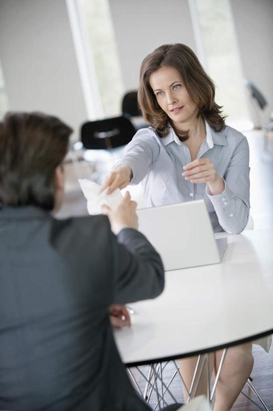 西方人,背部,两个人,同事,商务人士,商务女性,坐,竖图,室内,白天,正面,成功,合作,团队,集体,信心,计算器,电脑,笔记本电脑,桌面,桌子,欧洲,欧洲人,握,套装,计算,科学,网络,木制,笔,办公用品,拿,拿着,注视,通讯设备,队伍,水笔,文具,木制品,学习用品,观察,看,握着,理财,财务,观看,文具用品,察看,无线,领导,成就,关注,数学,通信设备,商务装,无线网络,合伙,领袖,无线上网,便携式电脑,工薪阶层,手提电脑,男人,男性,女人,女性,中年男性,中年女性,白种人,白领,上班族,坐着,半身,彩图