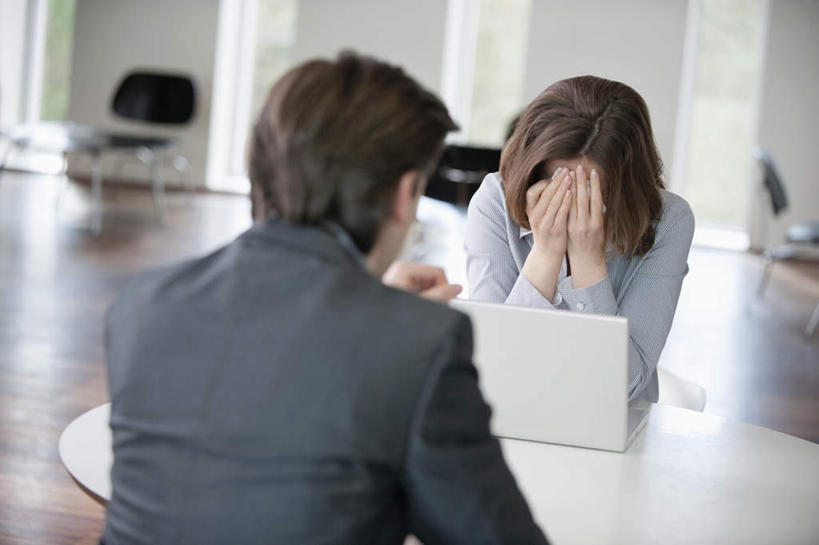 西方人,背部,两个人,同事,商务人士,商务男性,商务女性,坐,横图,室内,白天,正面,衬衫,失败,成功,合作,团队,集体,信心,电脑,笔记本电脑,桌面,桌子,欧洲,欧洲人,撑,套装,沮丧,网络,木制,托腮,注视,通讯设备,队伍,木制品,观察,看,托,难受,无奈,遮,遮掩,观看,失望,悲伤,察看,无线,领导,掩盖,伤心,遮挡,难过,成就,关注,托下巴,失落,通信设备,商务装,无线网络,合伙,领袖,无线上网,便携式电脑,工薪阶层,遮盖,颓废,挫败,受挫,落败,落空,错过,失足,失意,失策,失算,颓丧,衰颓,悲哀,懊丧,颓靡,气馁,丧气,掩饰,败北,挫折,失利,手提电脑,男人,男性,女人,女性,中年男性,中年女性,白种人,白领,上班族,坐着,半身,彩图,衬衣