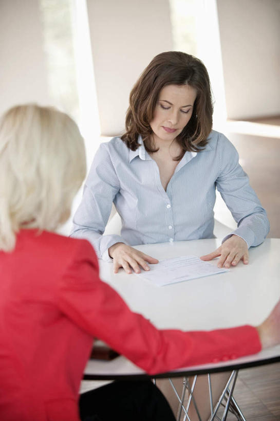 西方人,背部,两个人,同事,商务人士,商务女性,办公室,坐,竖图,室内,白天,正面,成功,合作,团队,集体,信心,家具,桌子,欧洲,欧洲人,套装,服装,材料,档案,文件,纸,办公桌,墙,注视,队伍,相视,墙壁,墙面,衣服,红色,手稿,资料,观察,看,面对面,服饰,观看,对视,证明,察看,领导,互视,衣着,成就,穿着,关注,文档,相对,商务装,合伙,领袖,工薪阶层,相看,办公家具,衣饰,年轻女性,女人,女性,中年女性,白种人,白领,上班族,坐着,半身,彩图