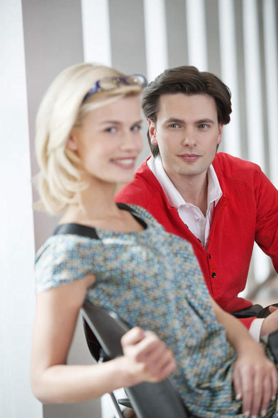 西方人,两个人,坐,笑,微笑,露齿笑,竖图,室内,白天,正面,爱情,椅子,欧洲,欧洲人,服装,木椅,墙,浪漫,注视,休闲装,墙壁,墙面,衣服,红色,观察,看,休闲,温暖,温馨,休闲服,恩爱,恋人,服饰,观看,和睦,察看,关注,男人,男性,年轻男性,年轻女性,女人,女性,白种人,情侣,坐着,半身,彩图,伴侣,融洽