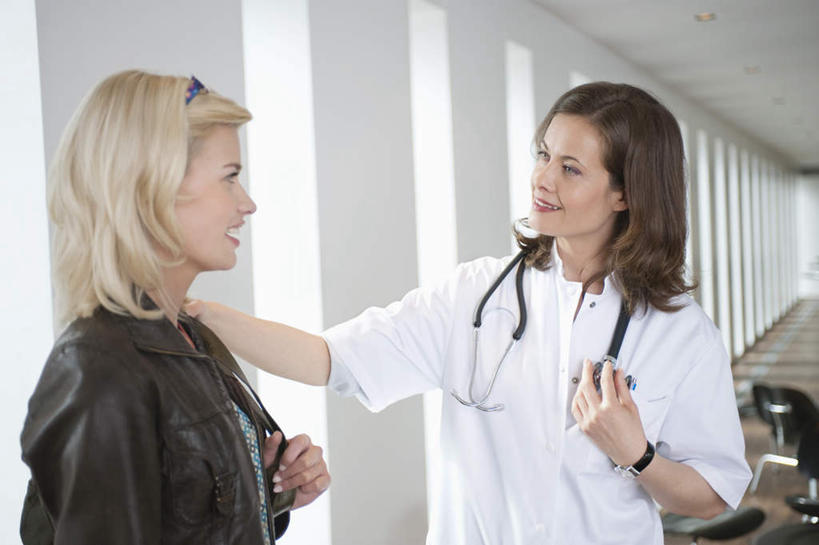 西方人,两个人,医生,病人,医院,站,说,横图,室内,白天,正面,工作服,制服,讨论,欧洲,欧洲人,服装,墙,注视,相视,墙壁,墙面,衣服,听诊器,观察,看,站着,医护人员,医疗人员,面对面,搭,服饰,观看,对视,察看,医疗设备,互视,衣着,穿着,搭着,关注,病患,医疗器械,相对,医疗工具,医疗机构,相看,工作制服,衣饰,检测工具,交流,年轻女性,女人,女性,中年女性,白种人,大夫,患者,就医者,沟通,讲话,交谈,商讨,说话,谈话,站立,半身,彩图,工作套服,病院,诊所