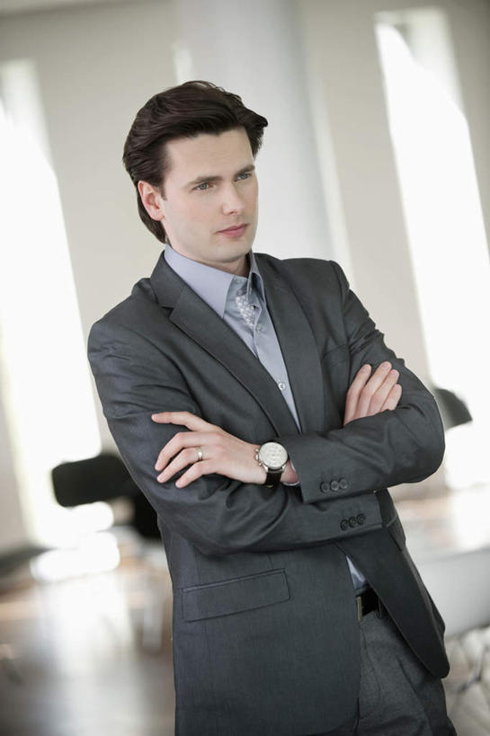 西方人,一个人,商务人士,商务男性,站,双手交叉,竖图,室内,白天,正面,衬衫,窗户,欧洲,欧洲人,仅一个男性,仅一个人,仅一个中年男性,套装,时间,时钟,手表,墙,计时,注视,玻璃窗,墙壁,墙面,钟表,观察,看,站着,表,观看,腕表,察看,双手抱胸,关注,商务装,工薪阶层,男人,男性,中年男性,白种人,白领,上班族,钟,站立,半身,彩图,衬衣