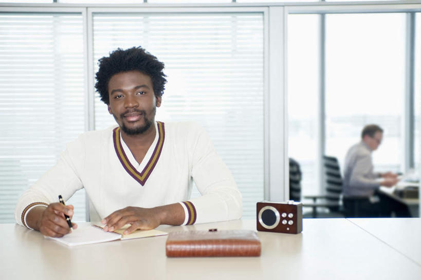 西方人,胡须,两个人,同事,商务人士,商务男性,办公室,坐,横图,室内,白天,正面,衬衫,成功,合作,团队,集体,信心,窗户,家具,桌子,欧洲,非洲,黑人,欧洲人,握,套装,笔,材料,档案,文件,纸,办公桌,墙,办公用品,拿,拿着,注视,设备,队伍,水笔,玻璃窗,墙壁,墙面,文具,手稿,学习用品,收音机,资料,观察,看,握着,观看,文具用品,证明,信号,无线电,察看,领导,成就,关注,广播,文档,商务装,合伙,领袖,工薪阶层,办公家具,无线电技术,男人,男性,年轻男性,白种人,非洲人,胡子,络腮胡,白领,上班族,坐着,半身,彩图,衬衣