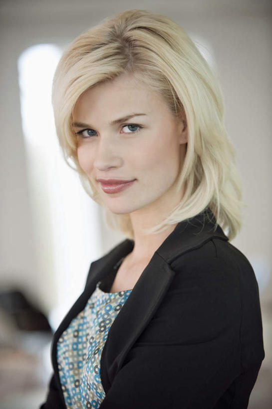 西方人,脸,头,脸颊,一个人,商务人士,商务女性,站,笑,微笑,竖图,室内,特写,白天,侧面,欧洲,欧洲人,仅一个年轻女性,仅一个女性,仅一个人,套装,朦胧,模糊,注视,肩膀,观察,看,站着,金色,观看,察看,关注,商务装,工薪阶层,年轻女性,女人,女性,白种人,头部,长发,卷发,脸部,脸蛋,面部,白领,上班族,站立,半身,彩图