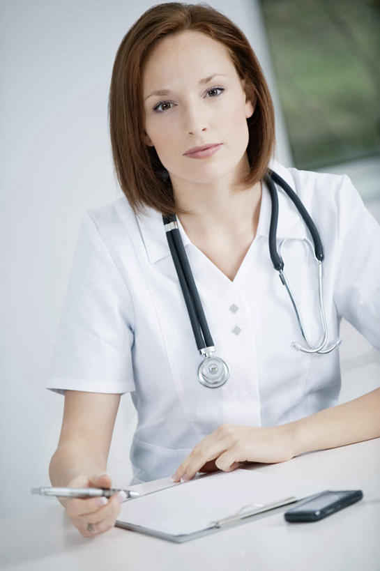 西方人,一个人,医生,办公室,医院,坐,打电话,竖图,室内,白天,正面,工作服,制服,家具,桌子,电话,手机,欧洲,欧洲人,仅一个年轻女性,仅一个女性,仅一个人,握,服装,笔,材料,档案,文件,纸,办公桌,办公用品,拿,拿着,注视,通讯设备,水笔,文具,衣服,手稿,听诊器,学习用品,资料,观察,看,医护人员,医疗人员,握着,服饰,观看,文具用品,证明,察看,医疗设备,衣着,穿着,关注,文档,医疗器械,医疗工具,医疗机构,一部,办公家具,工作制服,衣饰,检测工具,交流,年轻女性,女人,女性,白种人,大夫,沟通,通话,坐着,半身,彩图,工作套服,病院,诊所