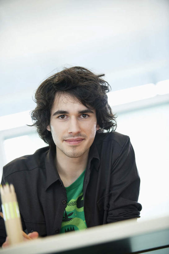 西方人,一个人,商务人士,商务男性,办公室,坐,笑,微笑,竖图,室内,白天,正面,衬衫,家具,桌子,欧洲,欧洲人,仅一个男性,仅一个人,套装,办公桌,注视,仅一个年轻男性,观察,看,观看,察看,关注,商务装,工薪阶层,办公家具,男人,男性,年轻男性,白种人,白领,上班族,坐着,半身,彩图,衬衣