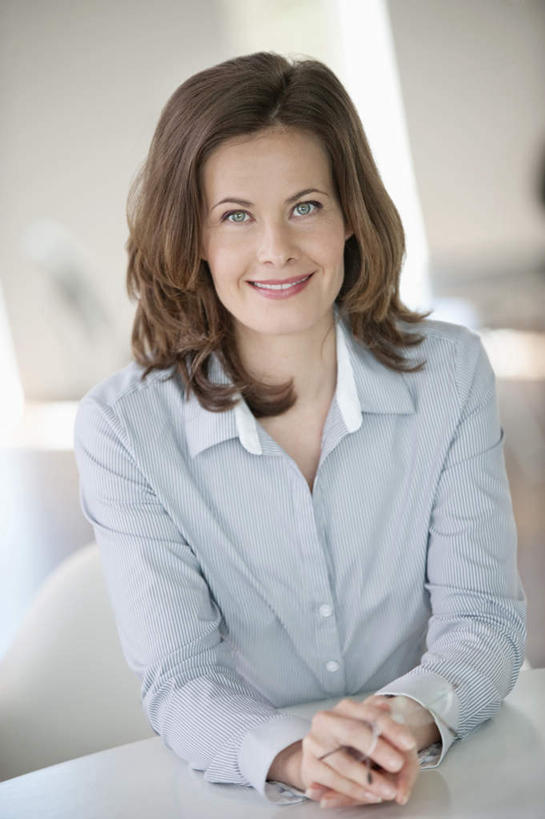 西方人,一个人,商务人士,商务女性,办公室,坐,笑,微笑,竖图,室内,白天,正面,家具,桌子,欧洲,欧洲人,仅一个女性,仅一个人,套装,办公桌,注视,观察,看,仅一个中年女性,观看,察看,关注,商务装,工薪阶层,办公家具,女人,女性,中年女性,白种人,白领,上班族,坐着,半身,彩图