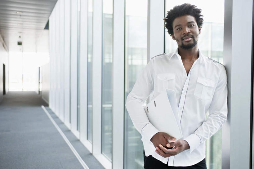 西方人,胡须,一个人,商务人士,商务男性,站,笑,微笑,露齿笑,横图,室内,白天,正面,衬衫,窗户,欧洲,非洲,黑人,欧洲人,仅一个男性,仅一个人,握,套装,材料,档案,文件,纸,墙,走道,走廊,过道,拿,拿着,注视,玻璃窗,墙壁,墙面,仅一个年轻男性,手稿,资料,观察,看,站着,握着,观看,证明,察看,关注,文档,商务装,工薪阶层,男人,男性,年轻男性,非洲人,胡子,络腮胡,白领,上班族,站立,半身,彩图,衬衣