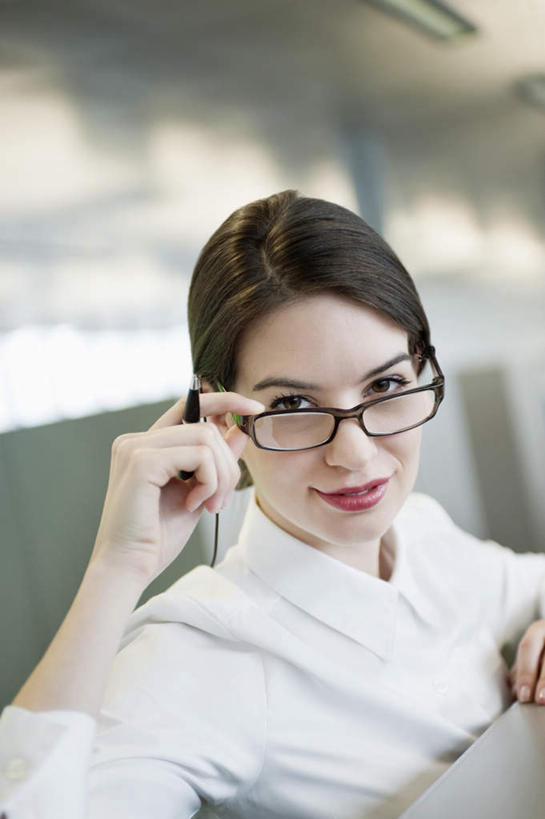 西方人,一个人,商务人士,商务女性,办公室,站,笑,微笑,竖图,室内,白天,正面,家具,桌子,欧洲,欧洲人,仅一个年轻女性,仅一个女性,仅一个人,握,套装,眼镜,办公桌,拿,拿着,注视,观察,看,站着,握着,观看,察看,关注,商务装,近视眼镜,工薪阶层,办公家具,年轻女性,女人,女性,白种人,白领,上班族,站立,半身,彩图