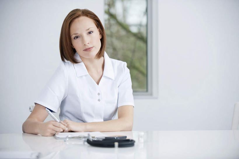 西方人,一个人,医生,办公室,医院,坐,笑,微笑,横图,室内,白天,正面,工作服,制服,窗户,家具,桌子,欧洲,欧洲人,仅一个年轻女性,仅一个女性,仅一个人,握,服装,笔,材料,档案,文件,纸,办公桌,墙,办公用品,拿,拿着,注视,水笔,玻璃窗,墙壁,墙面,文具,衣服,手稿,学习用品,资料,观察,看,医护人员,医疗人员,握着,服饰,观看,文具用品,证明,察看,衣着,穿着,关注,文档,医疗机构,办公家具,工作制服,衣饰,年轻女性,女人,女性,白种人,大夫,坐着,半身,彩图,工作套服,病院,诊所