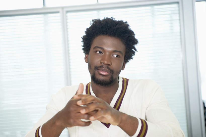 西方人,脸,头,脸颊,手,胡须,一个人,商务人士,商务男性,坐,双手交叉,横图,室内,特写,白天,正面,衬衫,欧洲,非洲,黑人,欧洲人,双手,仅一个男性,仅一个人,套装,墙,注视,墙壁,墙面,仅一个年轻男性,观察,看,手部,观看,察看,关注,商务装,工薪阶层,男人,男性,年轻男性,非洲人,头部,胡子,络腮胡,脸部,脸蛋,面部,白领,上班族,十字手,坐着,半身,彩图,衬衣