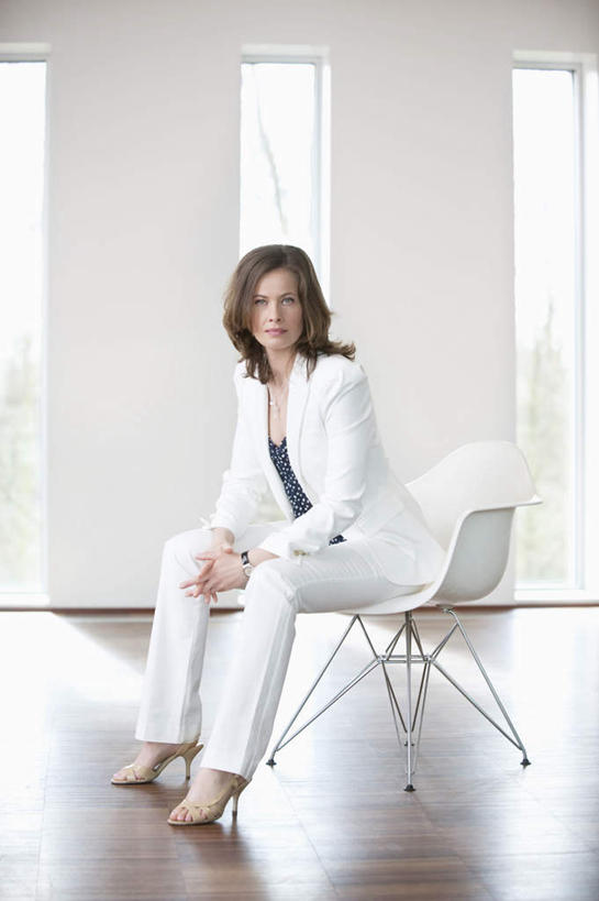 西方人,一个人,商务人士,商务女性,坐,双手交叉,竖图,室内,白天,侧面,窗户,椅子,欧洲,欧洲人,仅一个女性,仅一个人,套装,墙,注视,玻璃窗,墙壁,墙面,会议椅,观察,看,仅一个中年女性,观看,办公椅,察看,关注,商务装,工薪阶层,商务椅,培训椅,女人,女性,中年女性,白种人,白领,上班族,十字手,坐着,彩图,全身