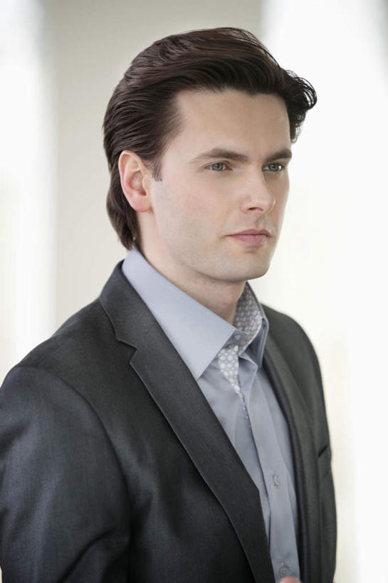 西方人,脸,头,脸颊,一个人,商务人士,商务女性,笑,微笑,竖图,室内,特写,白天,正面,欧洲,欧洲人,仅一个男性,仅一个人,仅一个中年男性,套装,注视,肩膀,黑色,观察,看,观看,察看,关注,商务装,工薪阶层,男人,男性,中年男性,白种人,头部,脸部,脸蛋,面部,白领,上班族,半身,彩图,短发