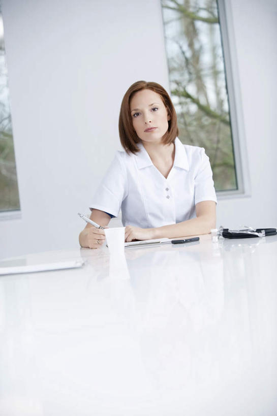 西方人,一个人,医生,办公室,医院,坐,笑,微笑,竖图,室内,白天,正面,工作服,制服,窗户,家具,桌子,欧洲,欧洲人,仅一个年轻女性,仅一个女性,仅一个人,握,服装,笔,材料,档案,文件,纸,办公桌,墙,办公用品,拿,拿着,注视,水笔,玻璃窗,墙壁,墙面,文具,衣服,手稿,学习用品,资料,观察,看,医护人员,医疗人员,握着,服饰,观看,文具用品,证明,察看,衣着,穿着,关注,文档,医疗机构,办公家具,工作制服,衣饰,年轻女性,女人,女性,白种人,大夫,坐着,半身,彩图,工作套服,病院,诊所