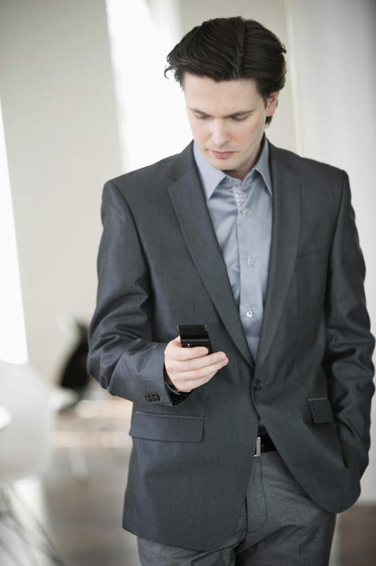 西方人,一个人,商务人士,商务女性,站,打电话,竖图,室内,白天,正面,电话,手机,欧洲,欧洲人,仅一个男性,仅一个人,仅一个中年男性,握,套装,领带,拿,拿着,注视,通讯设备,观察,看,站着,握着,观看,察看,象征,庄重,关注,商务装,身份,手插袋,单手插袋,工薪阶层,一部,单手抄兜,单手放兜,正式,地位,交流,男人,男性,中年男性,白种人,白领,上班族,插兜,沟通,手插兜,手放口袋,通话,站立,半身,彩图,手抄兜