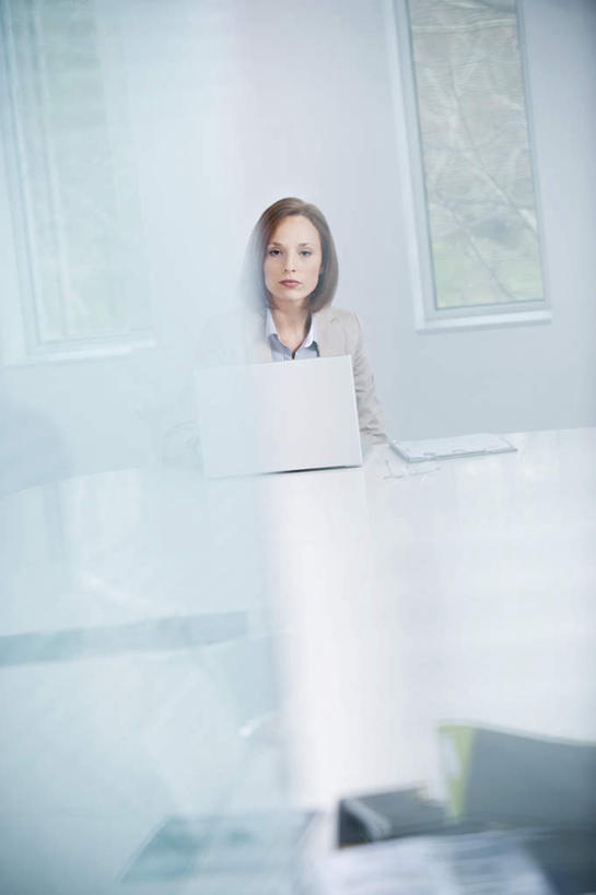 西方人,一个人,商务人士,商务女性,办公室,坐,竖图,室内,白天,正面,电脑,笔记本电脑,窗户,家具,桌子,欧洲,欧洲人,仅一个年轻女性,仅一个女性,仅一个人,套装,朦胧,模糊,网络,办公桌,墙,注视,通讯设备,玻璃窗,墙壁,墙面,观察,看,观看,一台,察看,无线,关注,通信设备,商务装,无线网络,无线上网,便携式电脑,工薪阶层,办公家具,手提电脑,年轻女性,女人,女性,白种人,白领,上班族,坐着,半身,彩图