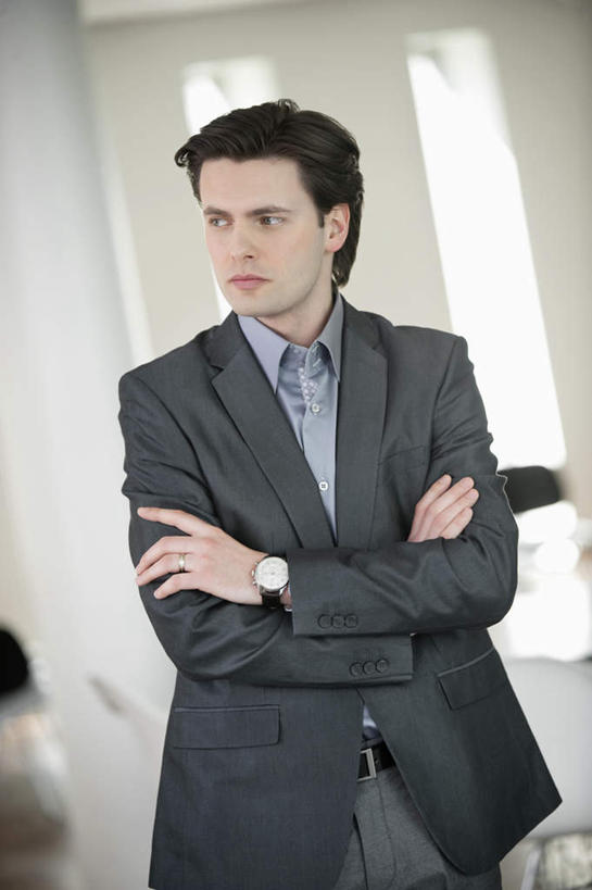 西方人,一个人,商务人士,商务女性,站,双手交叉,竖图,室内,白天,正面,欧洲,欧洲人,仅一个男性,仅一个人,仅一个中年男性,套装,墙,领带,扭头,注视,墙壁,墙面,观察,看,站着,转头,观看,察看,双手抱胸,象征,庄重,关注,商务装,身份,工薪阶层,正式,地位,男人,男性,中年男性,白种人,白领,上班族,站立,半身,彩图