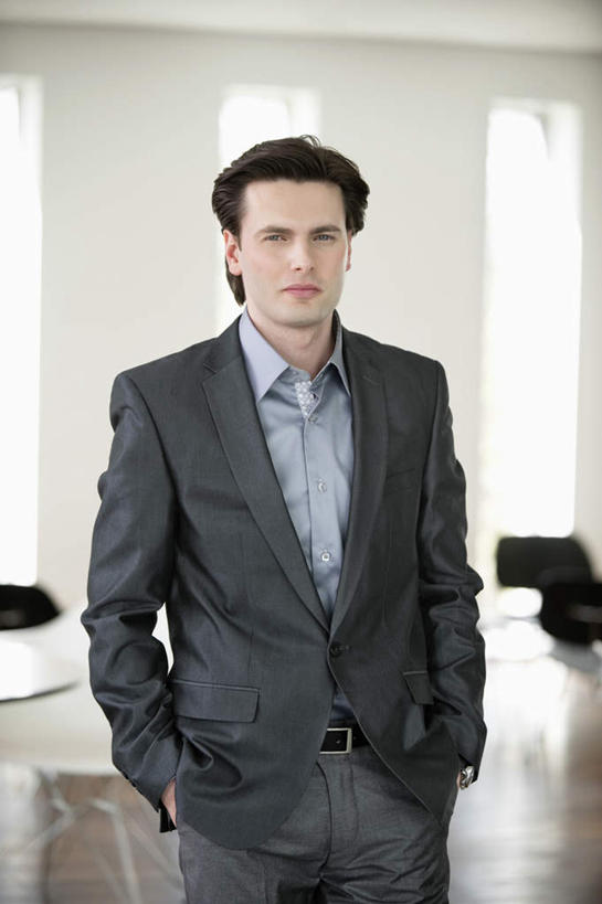 西方人,一个人,商务人士,商务女性,站,竖图,室内,白天,正面,窗户,欧洲,欧洲人,仅一个男性,仅一个人,仅一个中年男性,套装,墙,领带,注视,玻璃窗,墙壁,墙面,观察,看,站着,观看,察看,双手插袋,象征,庄重,关注,商务装,身份,手插袋,工薪阶层,双手抄兜,双手放兜,正式,地位,男人,男性,中年男性,白种人,白领,上班族,插兜,两手抄兜,两手放兜,手插兜,手放口袋,站立,半身,彩图,手抄兜