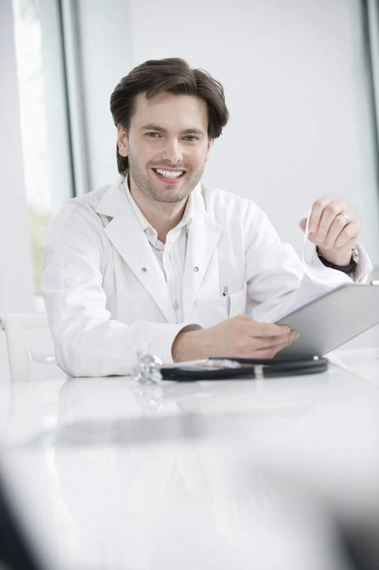 西方人,一个人,医生,办公室,医院,坐,笑,微笑,露齿笑,竖图,室内,白天,正面,工作服,制服,家具,桌子,欧洲,欧洲人,仅一个男性,仅一个人,仅一个中年男性,握,服装,朦胧,模糊,材料,档案,文件,纸,办公桌,拿,拿着,注视,衣服,手稿,听诊器,资料,观察,看,医护人员,医疗人员,握着,服饰,观看,证明,察看,医疗设备,衣着,穿着,关注,文档,医疗器械,医疗工具,医疗机构,办公家具,工作制服,衣饰,检测工具,男人,男性,中年男性,白种人,大夫,坐着,半身,彩图,工作套服,病院,诊所