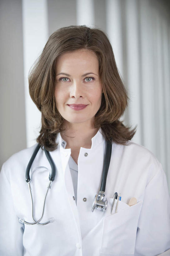 西方人,脸,头,脸颊,一个人,医生,医院,站,笑,微笑,竖图,室内,特写,白天,正面,工作服,制服,欧洲,欧洲人,仅一个女性,仅一个人,服装,墙,走道,走廊,过道,注视,墙壁,墙面,衣服,听诊器,观察,看,站着,仅一个中年女性,医护人员,医疗人员,服饰,观看,察看,医疗设备,衣着,穿着,关注,医疗器械,医疗工具,医疗机构,工作制服,衣饰,检测工具,女人,女性,中年女性,白种人,头部,脸部,脸蛋,面部,大夫,站立,半身,彩图,工作套服,病院,诊所