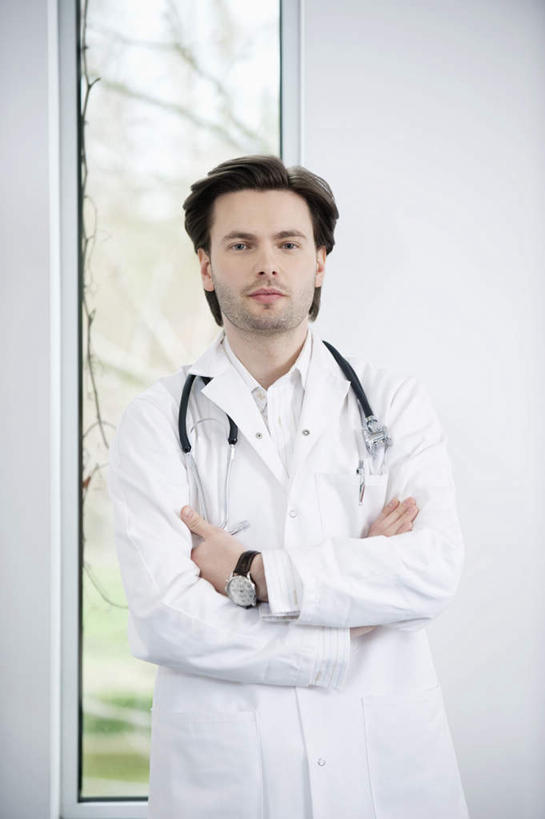 西方人,一个人,医生,医院,站,双手交叉,竖图,室内,白天,正面,工作服,制服,窗户,欧洲,欧洲人,仅一个男性,仅一个人,仅一个中年男性,服装,墙,走道,走廊,过道,注视,玻璃窗,墙壁,墙面,衣服,听诊器,观察,看,站着,医护人员,医疗人员,服饰,观看,察看,医疗设备,双手抱胸,衣着,穿着,关注,医疗器械,医疗工具,医疗机构,工作制服,衣饰,检测工具,男人,男性,中年男性,白种人,大夫,站立,半身,彩图,工作套服,病院,诊所